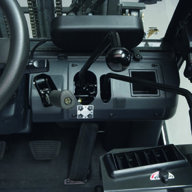 Synchronizace řízení UniCarriers GX udržuje vozík v přímé jízdě před zatáčkou i po zatáčce a zvyšuje tak komfort ovládání.