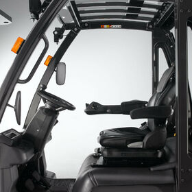 UniCarriers DX má plovoucí kabinu řidiče s patentovaným systémem tlumičů nárazu zvyšující komfort  a přispívající k vyšší produktivitě.