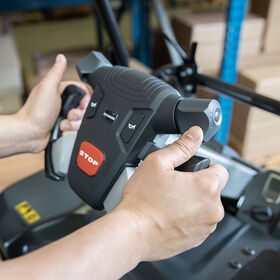 Volant X-Control řady UniCarriers O-Range soustřeďuje důležité ovládací prvky vozíku na dosah ruky.