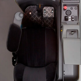 Kabina řidiče vysokozdvižného vozíku UniCarriers Ergo X vyniká příkladnou ergonomií.