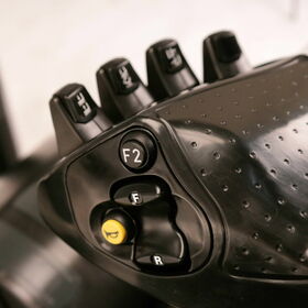 Ergonomické ovládání Fingertip elektrického vysokozdvižného vozíku TX4 umožňuje přesnou a rychlou manipulaci.