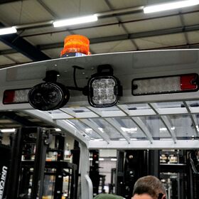 UniCarriers TX3 - spojler chránící LED světla