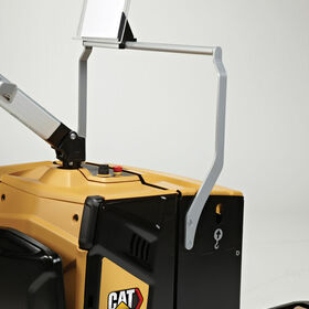 Ruční nízkozdvižný vozík pro chodící obsluhu Cat® NPP16PD má praktický držák na dokumenty .....