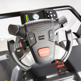 Volant X-Control řady UniCarriers O-Range soustřeďuje důležité ovládací prvky vozíku na dosah ruky.