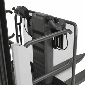 UniCarriers EPM disponuje bočními zábranami Pro-Access s automatickými senzory, které zabraňují použití vozíku s otevřenými zábranami nad 1,2 m.