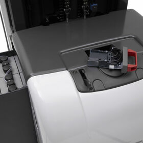 Vychystávací vozík UniCarriers EPL disponuje baterií na rolovacích válečcích, čímž se výrazně urychluje a usnadňuje její výměna.